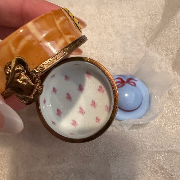 Rochard Limoges Porcelain Trinket Box with Hat - Picture 3 of 5